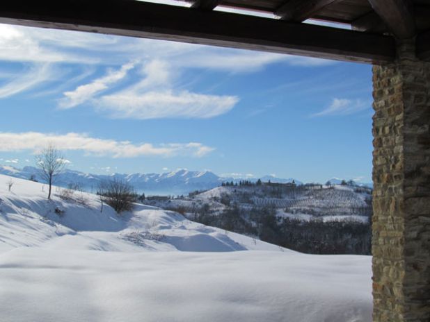 Blick über den verschneiten Balcone di Langhe
